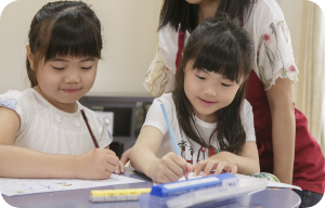 勉強している女の子の画像