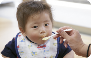 ごはんを食べる赤ちゃんの画像