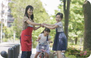 子どもと遊ぶシッターの画像