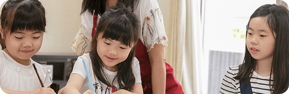 勉強している女の子の画像