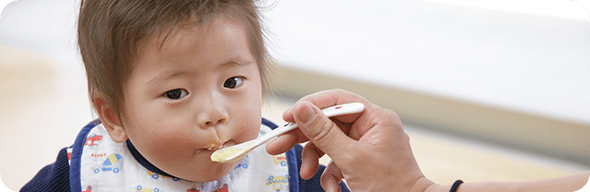 ごはんを食べる赤ちゃんの画像